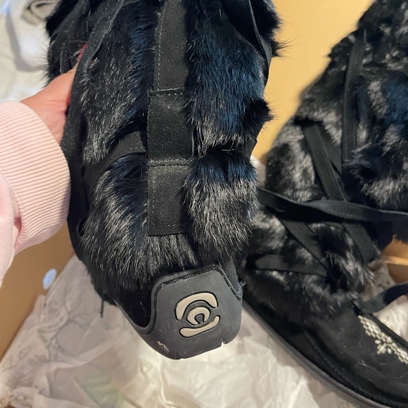 Manitobah Mukluks Like brand new worn only a handful of times. - Picture 2 of 6